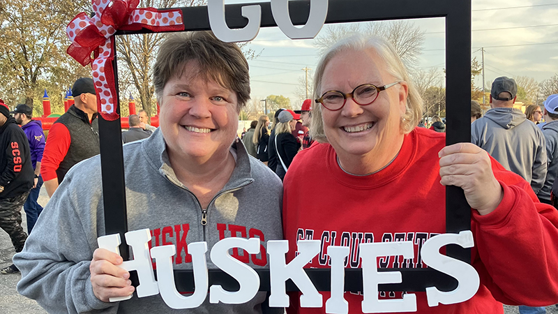 Two alum with "Go Huskies" photo frame