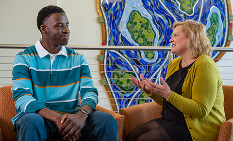 An SCSU student and faculty/staff member have a discussion